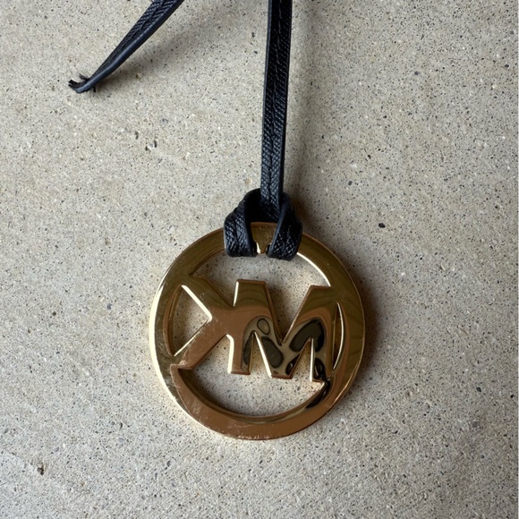 Michael Kors gold and black leather hang tag - Picture 4 of 6